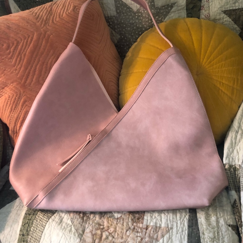 Brand new light pink bag, no brand.
